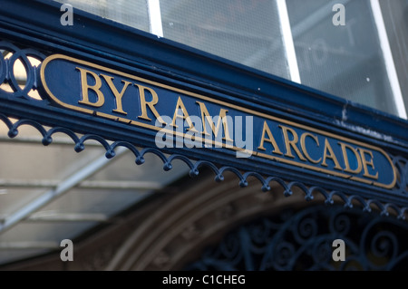 Boutiques indépendantes en Byram Arcade shopping centre Huddersfield Banque D'Images