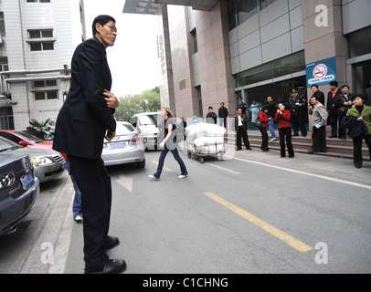 La personne le plus grand du monde, Zhang, Juncai (qui est à 7ft 9ins tall) visites Yao mê (qui est le plus haut du monde vivant Banque D'Images
