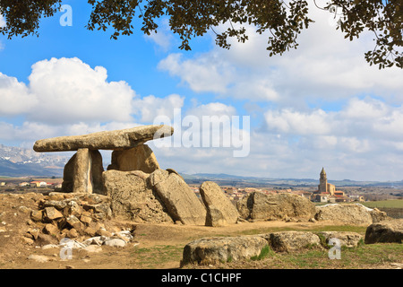 Tombe mégalithique, Dolmen La Chabola de la Hechicera, Elvillar, Alava, Espagne Banque D'Images