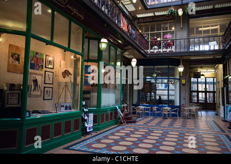 Boutiques indépendantes en Byram Arcade shopping centre Huddersfield Banque D'Images