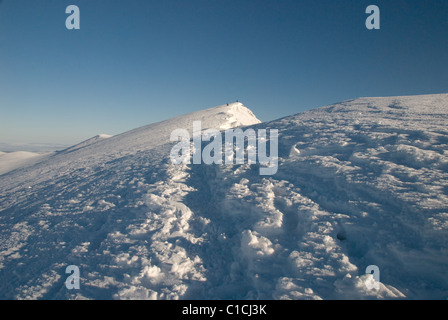 Sentier de neige sur la crête du sommet de Blencathra en hiver n le Lake District Banque D'Images