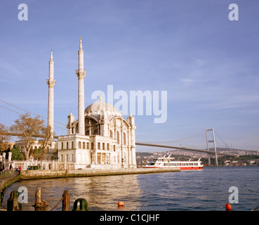 Mosquée Ortakôy au Besiktas d'Istanbul en Turquie en Moyen-Orient Asie. L'Islam minaret musulman islamique Architecture Bâtiment Voyage Religion religieux Banque D'Images