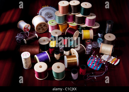 Bobines de coton de différentes couleurs Banque D'Images