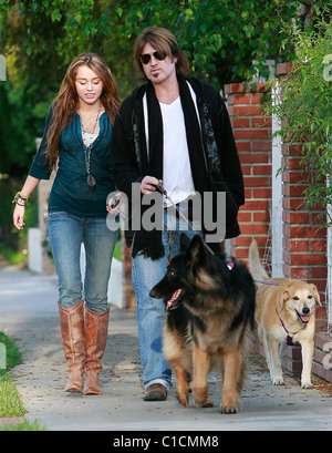 Miley Cyrus et Billy Ray Cyrus en tenant les chiens pour une promenade le dimanche de Pâques. Los Angeles, Californie, USA - 11.04.09 Banque D'Images