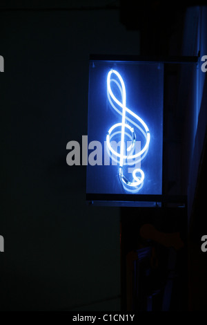 Note de musique neon boutique sign at night Banque D'Images