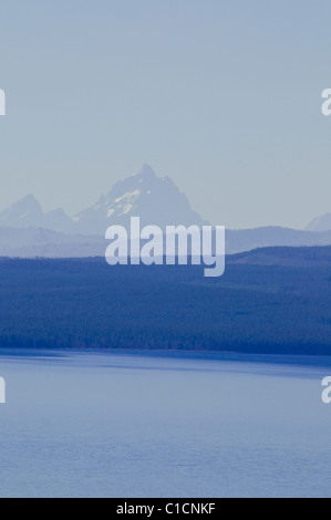 Lac Yellowstone,sortie,Butte sur chaîne Teton Mountains,Dot Island, Steamboat Point, baie de Carex,le parc de Yellowstone, Wyoming, USA Banque D'Images