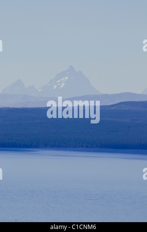 Lac Yellowstone,sortie,Butte sur chaîne Teton Mountains,Dot Island, Steamboat Point, baie de Carex,le parc de Yellowstone, Wyoming, USA Banque D'Images