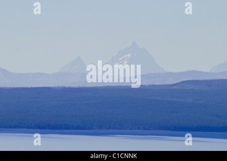 Lac Yellowstone,sortie,Butte sur chaîne Teton Mountains,Dot Island, Steamboat Point, baie de Carex,le parc de Yellowstone, Wyoming, USA Banque D'Images