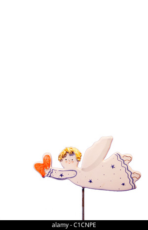 Ange tenant un cœur en céramique morceau isolé sur fond blanc Banque D'Images