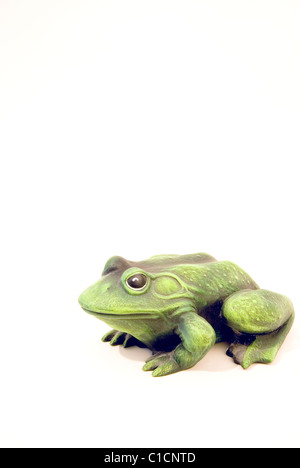 La grenouille verte - un souvenir isolé sur fond blanc Banque D'Images