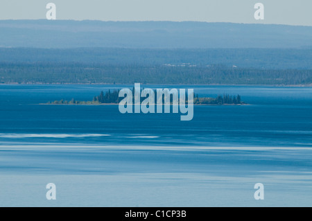 Lac Yellowstone,sortie,Butte sur chaîne Teton Mountains,Dot Island, Steamboat Point, baie de Carex,le parc de Yellowstone, Wyoming, USA Banque D'Images