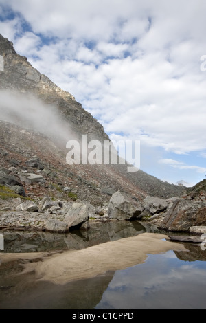 Paysage avec de l'eau, du sable, des pierres, des rochers et de l'Est brouillard Sayans. La Sibérie. République bouriate. La Russie. Banque D'Images