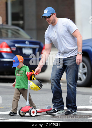 Edward Burns avec son fils Finn Burns profitant du beau temps ensemble tout en marchant à Tribeca. La ville de New York, USA - 18.04.09 Banque D'Images