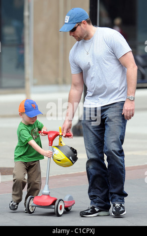 Edward Burns avec son fils Finn Burns profitant du beau temps ensemble tout en marchant à Tribeca. La ville de New York, USA - 18.04.09 Banque D'Images