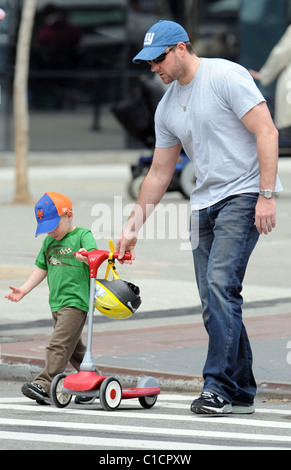 Edward Burns avec son fils Finn Burns profitant du beau temps ensemble tout en marchant à Tribeca. La ville de New York, USA - 18.04.09 Banque D'Images