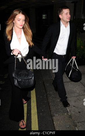 Rosie Huntington Whiteley et Tyrone Wood laissant le Dorchester Hotel Londres, Angleterre - 18.04.09 Zibi/ Banque D'Images