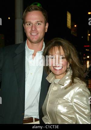 Andreas Huber et sa mère, Susan Lucci, laissant la comédie de Broadway "dieu du carnage" à la Bernard Jacobs Theatre New York Banque D'Images