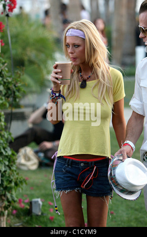 Tara Reid, portant un t-shirt jaune sans soutien-gorge, sirotant une boisson fraîche dans le Festival de musique de Coachella 2009 - Jour 3 Banque D'Images