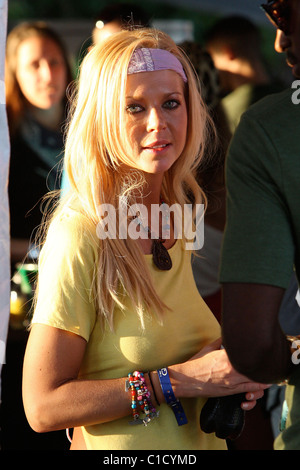 Tara Reid, portant un t-shirt jaune sans soutien-gorge, sirotant une boisson fraîche dans le Festival de musique de Coachella 2009 - Jour 3 Banque D'Images