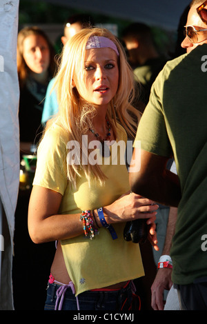 Tara Reid, portant un t-shirt jaune sans soutien-gorge, sirotant une boisson fraîche dans le Festival de musique de Coachella 2009 - Jour 3 Banque D'Images