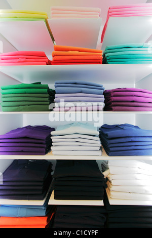 Polo shirts pour hommes dans un magasin de mode Banque D'Images