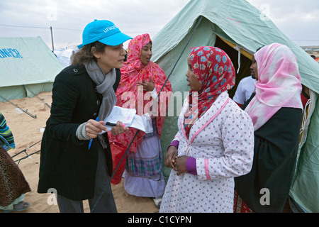 Un employé de l'UNICEF l'affectation d'une tente pour une famille, Ben Gardane, Tunisie Banque D'Images