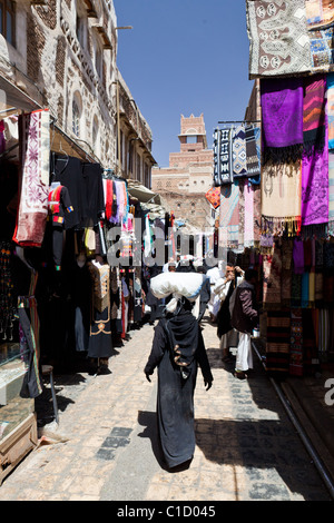 Scène de rue dans le souk de la vieille ville de Sana'a, Yémen Banque D'Images