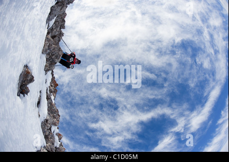 Un skieur de suppression en bas d'une falaise Argentera (Italie). Le skieur est volant au-dessus du photographe. Banque D'Images