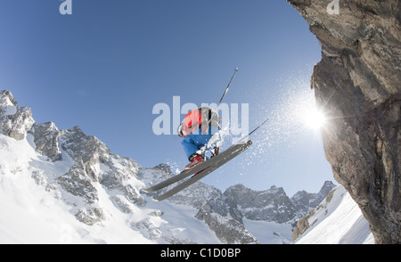 Un skieur de suppression en bas d'une falaise à La Grave, France. Banque D'Images