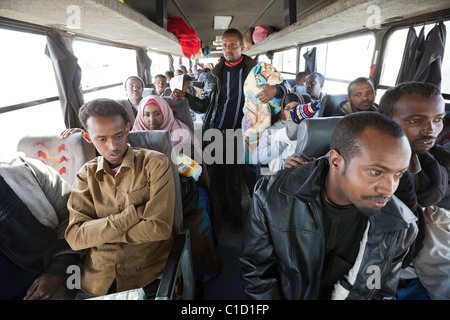 Réfugiés dans un bus, sur la frontière tunisienne, Ben Gardane, Tunisie Banque D'Images