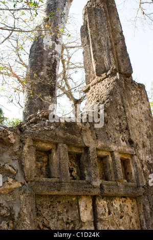 Tombeau de pilier cannelé les ruines de Gedi, Malindi Kenya Banque D'Images