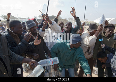 Les Nigérians en colère dans le camp de réfugiés de Shousha, Ben Gardane, Tunisie Banque D'Images