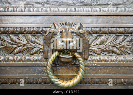 Tête de lion antique heurtoir de Bronze du bâtiment historique Banque D'Images
