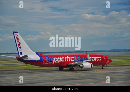 Pacific Blue Boeing 737 sur le tarmac, terminal domestique, aéroport d'Auckland, Mangare, Auckland, Auckland Region, Nouvelle-Zélande Banque D'Images