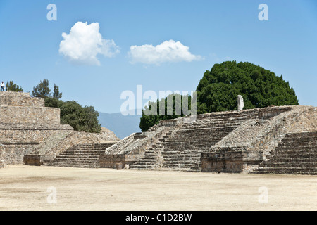 Stèle surmontée de pyramides au groupe de pre Columbian ruines archéologiques de l'ancienne ville zapotèque de Monte Alban Banque D'Images