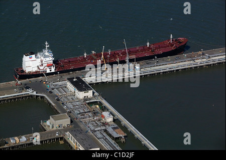 Vue aérienne au-dessus de Californie Voyager Chevron Chevron pétrolier amarré au quai Long Richmond en Californie Banque D'Images