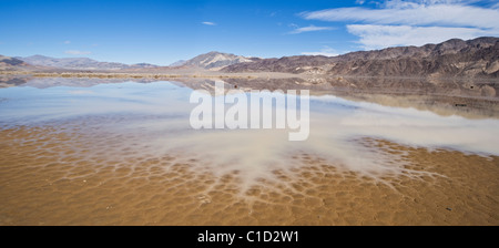 Au-dessus de la moyenne de pluie d'hiver crée petit lac sur le Devil's Racetrack playa, Death Valley National Park, Californie Banque D'Images