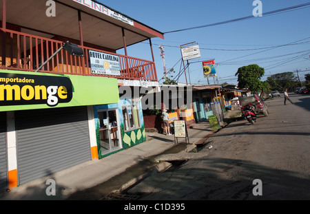 La rue principale de Puerto Jimenez, péninsule d'Osa, au Costa Rica Banque D'Images