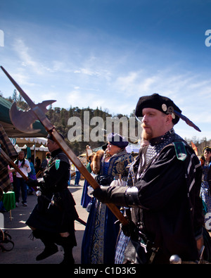 La procession de burly hommes escorter la reine à la Sonora en Californie Faire celtique Banque D'Images