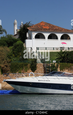 Bateau puissant est accosté villa privée non loin de l'Alvor, à l'embouchure de la rivière. Alvor, Algarve, PORTUGAL Banque D'Images