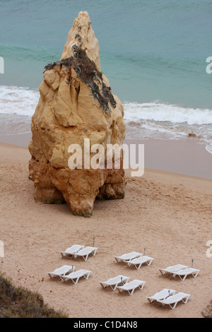 Rock sur la banque séparé de l'océan Atlantique. Usage libre. Praia do Vau, Portimão, Algarve, PORTUGAL Banque D'Images