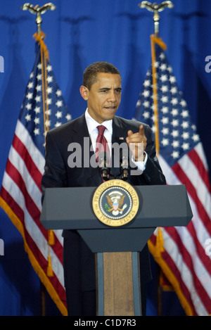 Le président Barack Obama signe le Edward M. Kennedy Serve America Act, soutenue par les membres du Congrès des Etats-Unis, à l'école SEED Banque D'Images