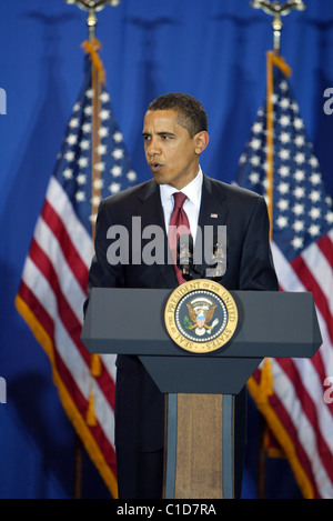 Le président Barack Obama signe le Edward M. Kennedy Serve America Act, soutenue par les membres du Congrès des Etats-Unis, à l'école SEED Banque D'Images