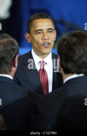 Le président Barack Obama signe le Edward M. Kennedy Serve America Act, soutenue par les membres du Congrès des Etats-Unis, à l'école SEED Banque D'Images