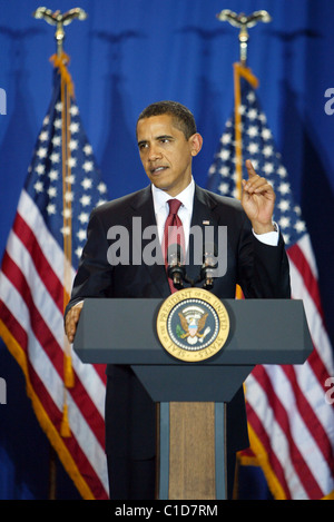 Le président Barack Obama signe le Edward M. Kennedy Serve America Act, soutenue par les membres du Congrès des Etats-Unis, à l'école SEED Banque D'Images