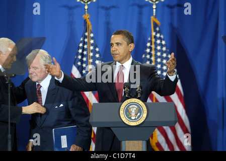 Le président Barack Obama signe le Edward M. Kennedy Serve America Act, soutenue par les membres du Congrès des Etats-Unis, à l'école SEED Banque D'Images