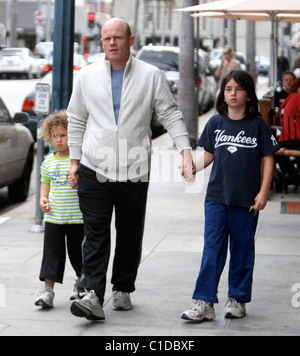 Paul McCrane quitte un centre médical de Beverly Hills avec ses enfants à Los Angeles, Californie - 24.04.09 47/ Agent Banque D'Images