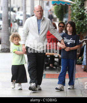 Paul McCrane quitte un centre médical de Beverly Hills avec ses enfants à Los Angeles, Californie - 24.04.09 47/ Agent Banque D'Images