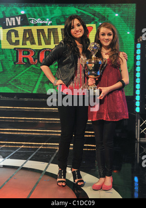 Holly Hull et Demi Lovato My Camp Rock : résultats montrent - enregistrement TV tenue au Riverside Studios à Londres, Angleterre - 24.04.09 Banque D'Images