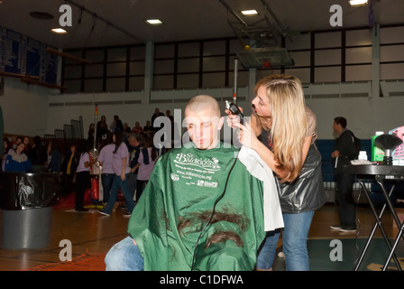 15 mars 2011 - MERRICK NY : Saint Baldrick's Day charity event à Calhoun High School, chauve teen boy étudiant ayant fait raser la tête Banque D'Images